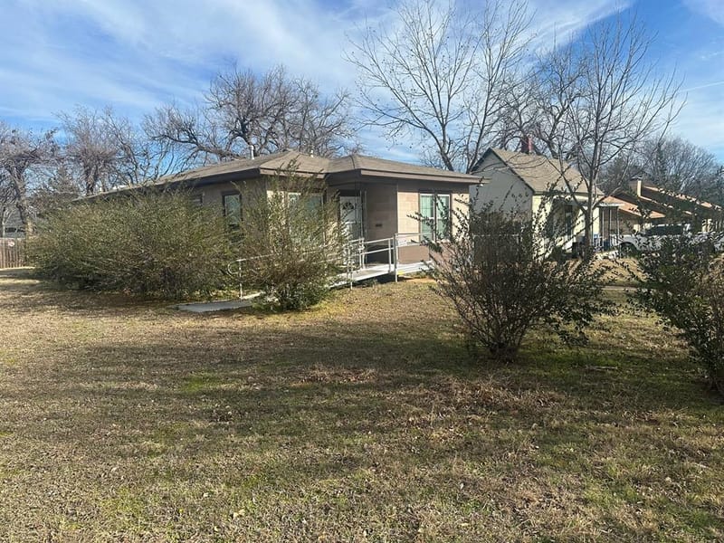 631 W Walker Street, Denison TX 75020 - Photo 6