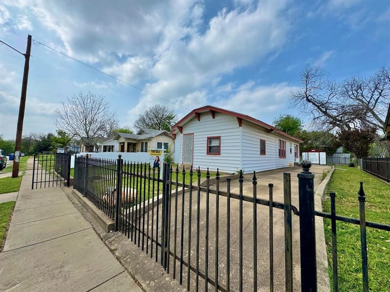 619 Delaware Street, Dallas TX 75208 - Photo 2