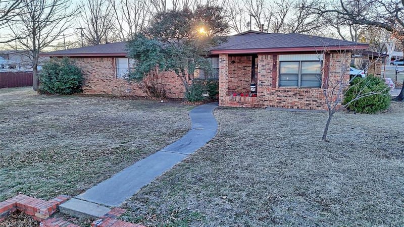 200 Louise Street, Nocona TX 76255 - Photo 3