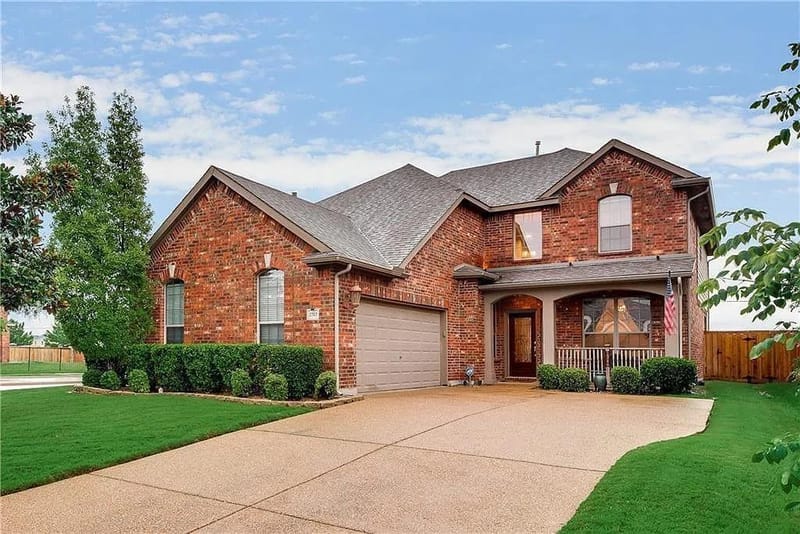 2703 Waterway Drive, Grand Prairie TX 75054
