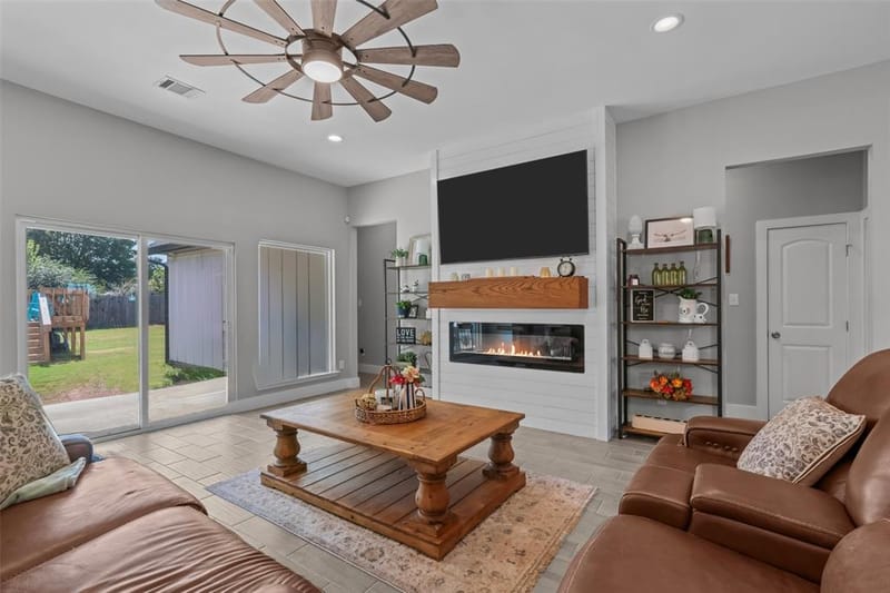 325 Berryhill Drive, Springtown TX 76082 - Photo 4