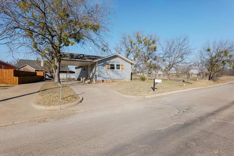 713 SE 16th Street, Mineral Wells TX 76067 - Photo 3