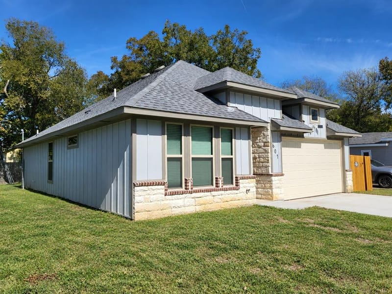 601 E Willingham Street, Cleburne TX 76031 - Photo 2