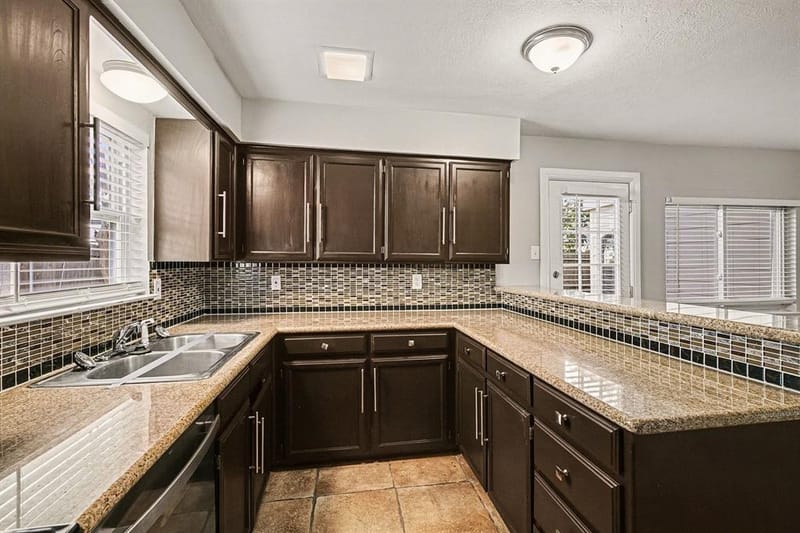 1606 Hawthorne Drive, Arlington TX 76012 - Photo 9