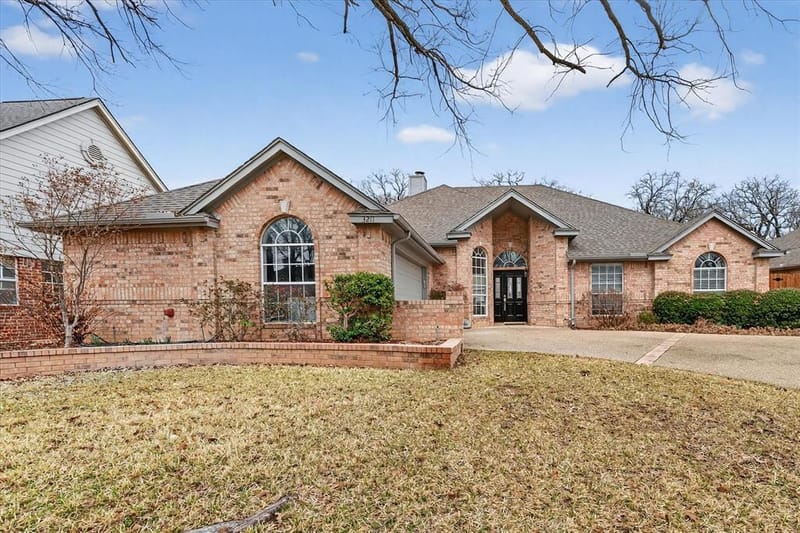 3211 Summergrove Drive, Arlington TX 76001
