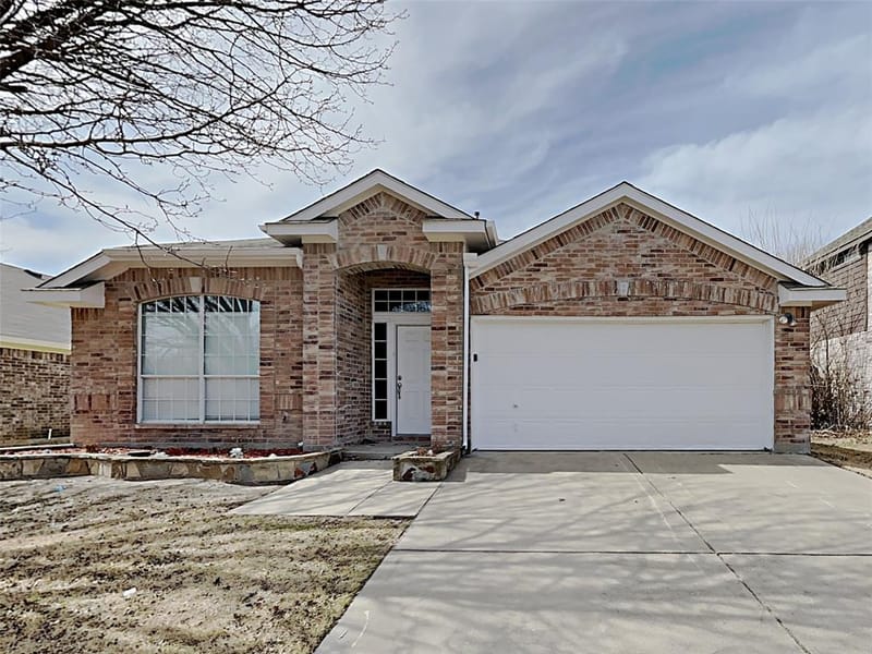 617 Oak Hollow Trail, Saginaw TX 76179