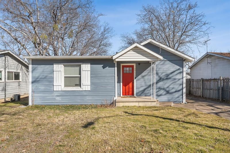 2709 Townsend Drive, Fort Worth TX 76110 - Photo 2