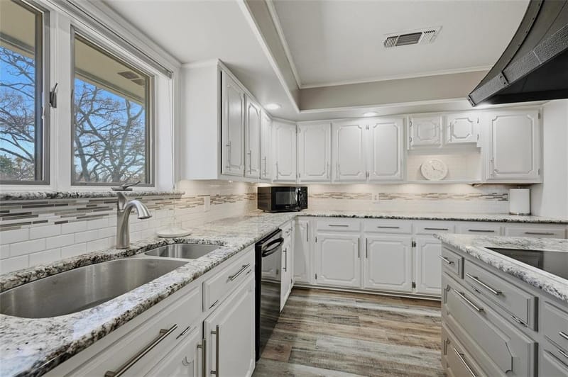 231 Cayuga Trail, Lake Kiowa TX 76240 - Photo 4