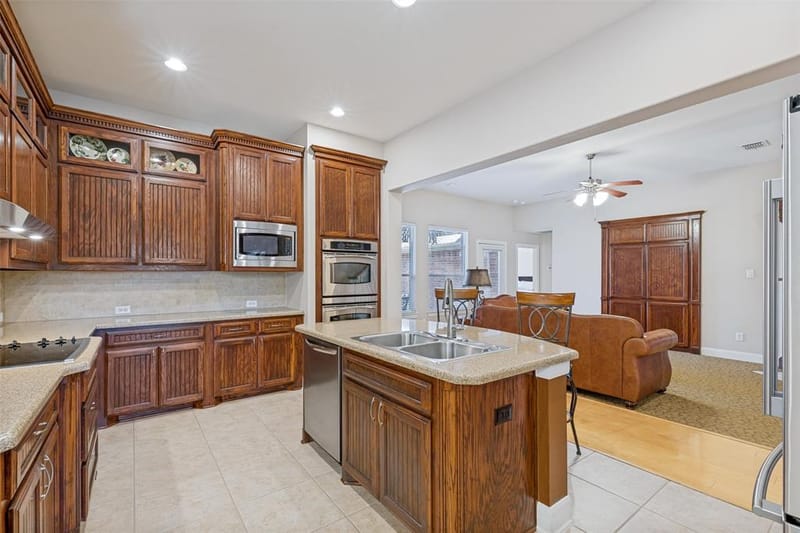 15026 Blakehill Drive, Frisco TX 75035 - Photo 7