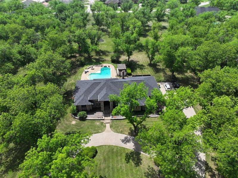 8810 S Hampton Drive, Granbury TX 76049 - Photo 2