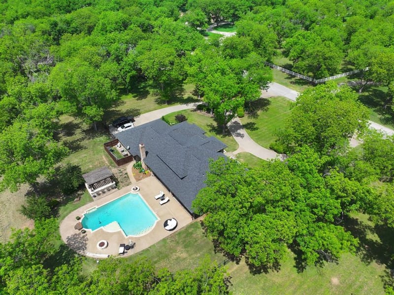 8810 S Hampton Drive, Granbury TX 76049 - Photo 3