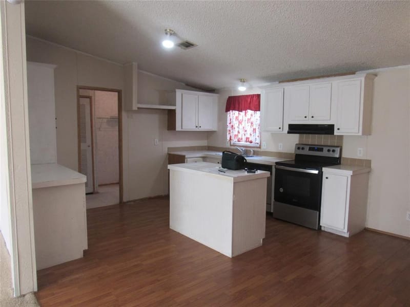 501 W Collins Street, Denison TX 75020 - Photo 6