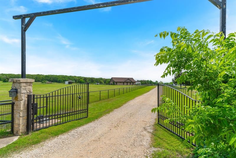 289 Blackjack Road, Valley View TX 76272 - Photo 6