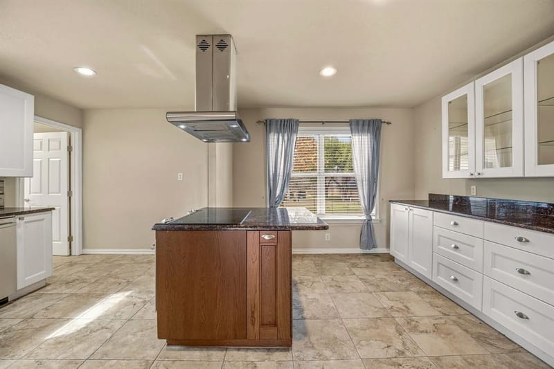 7115 Westover Drive, Granbury TX 76049 - Photo 10