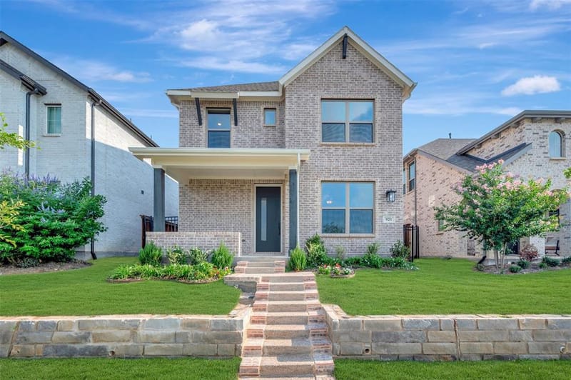 921 Carnation Drive, Crowley TX 76036