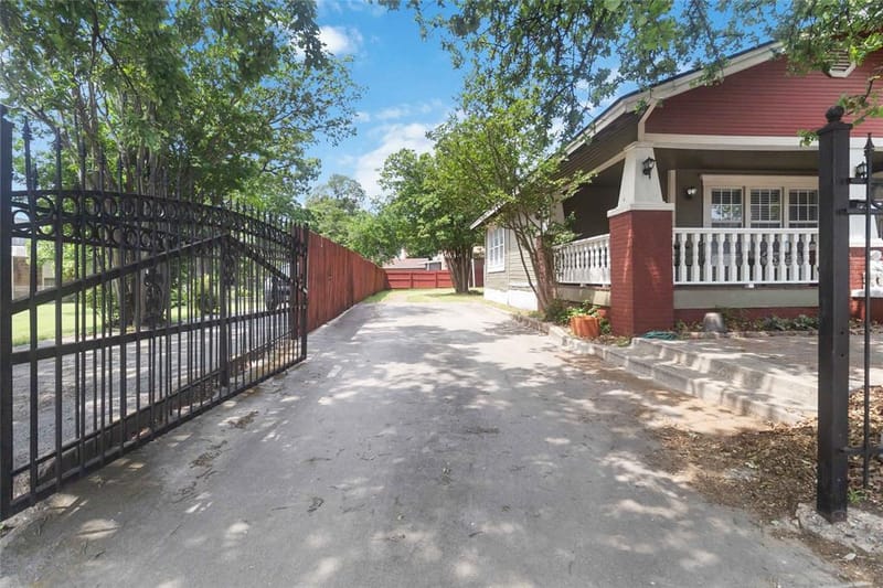 409 N Sylvania Avenue, Fort Worth TX 76111 - Photo 4