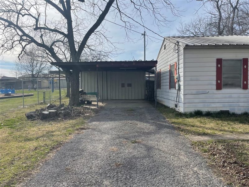 406 S Austin Street, Wolfe City TX 75496 - Photo 3