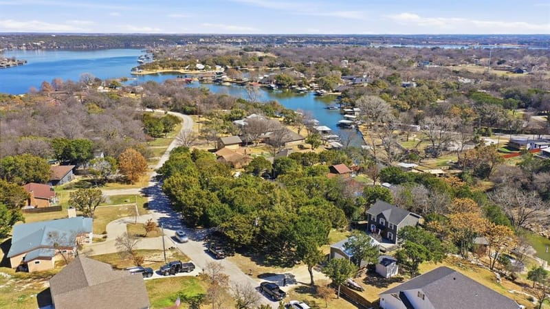 1205 Comanche Cove Drive, Granbury TX 76048 - Photo 5