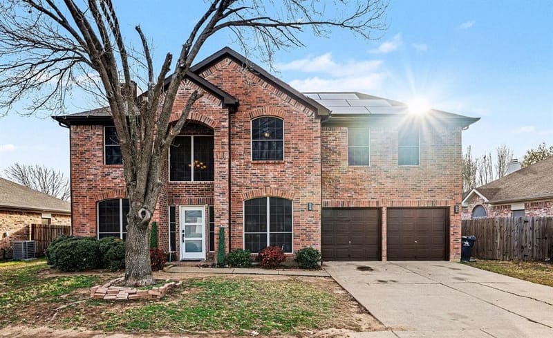 6715 Canyon Creek Drive, Arlington TX 76001 - Photo 2