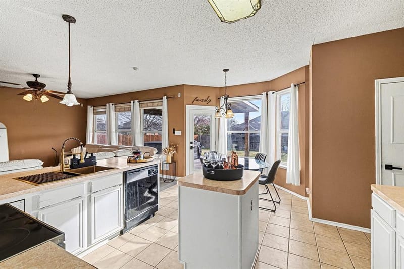 6715 Canyon Creek Drive, Arlington TX 76001 - Photo 7