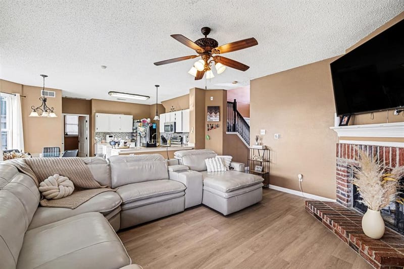 6715 Canyon Creek Drive, Arlington TX 76001 - Photo 3