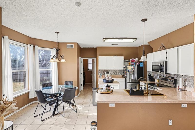 6715 Canyon Creek Drive, Arlington TX 76001 - Photo 5