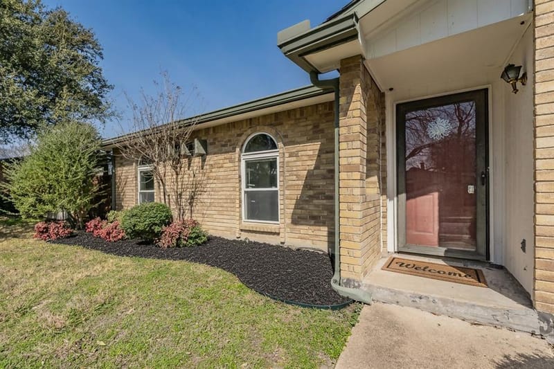 714 Woodlawn Lane, Grand Prairie TX 75052 - Photo 2