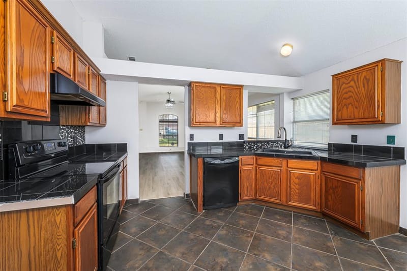709 Raywood Drive, Grand Prairie TX 75052 - Photo 5