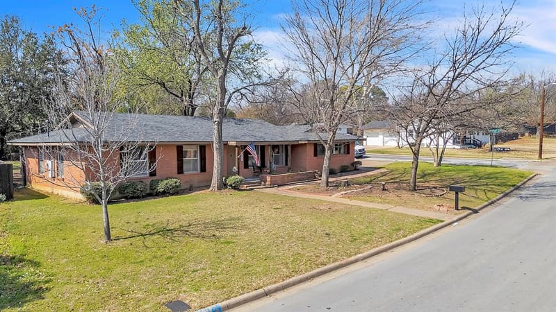 709 Hurstview Drive, Hurst TX 76053