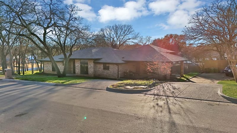 2814 Marquis Circle E, Arlington TX 76016 - Photo 2