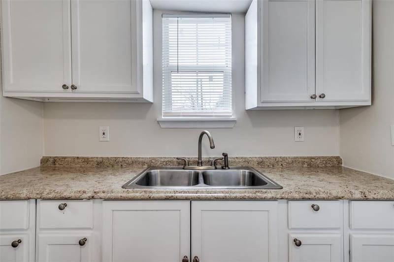 2415 Bethurum Avenue, Dallas TX 75215 - Photo 9