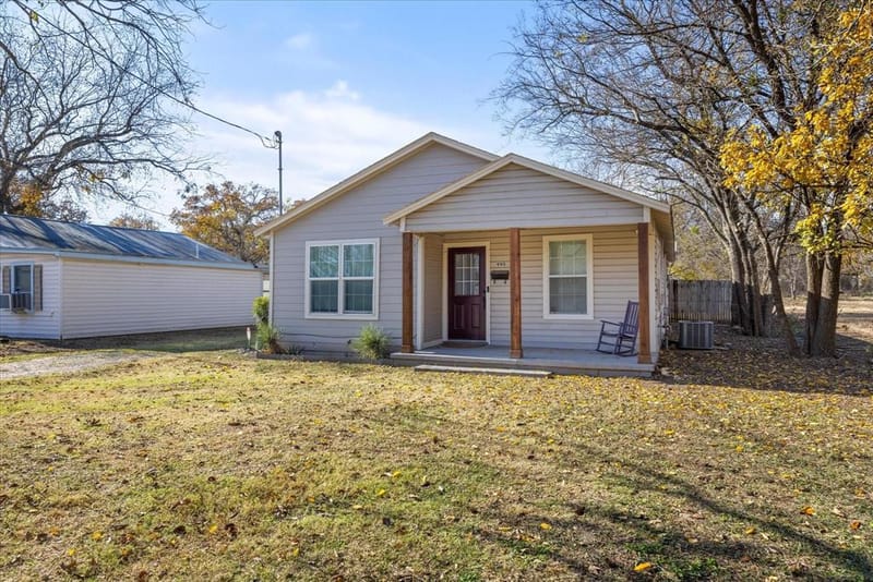 990 N Paddock Street, Stephenville TX 76401 - Photo 2