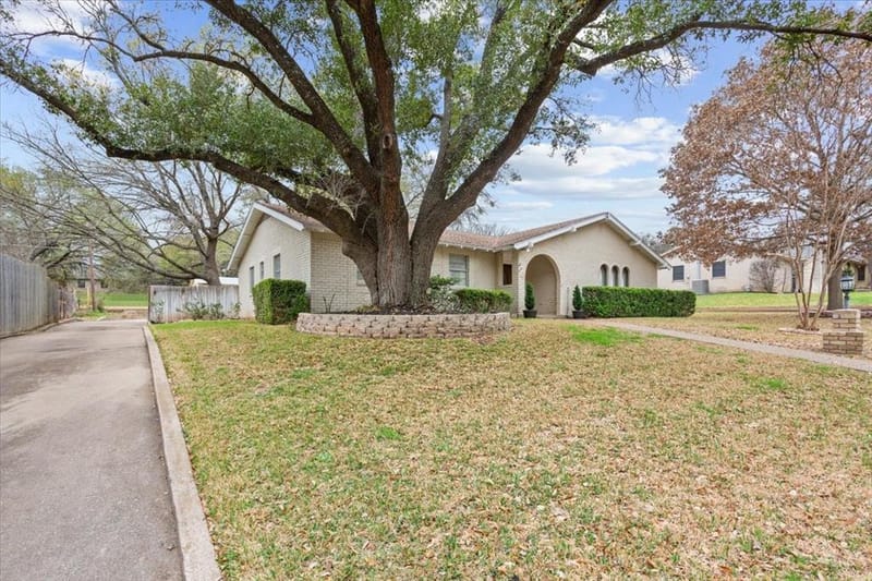 120 Wooded Crest Drive, Woodway TX 76712 - Photo 2