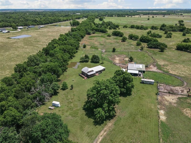901 County Road 3925, Wolfe City TX 75496 - Photo 2