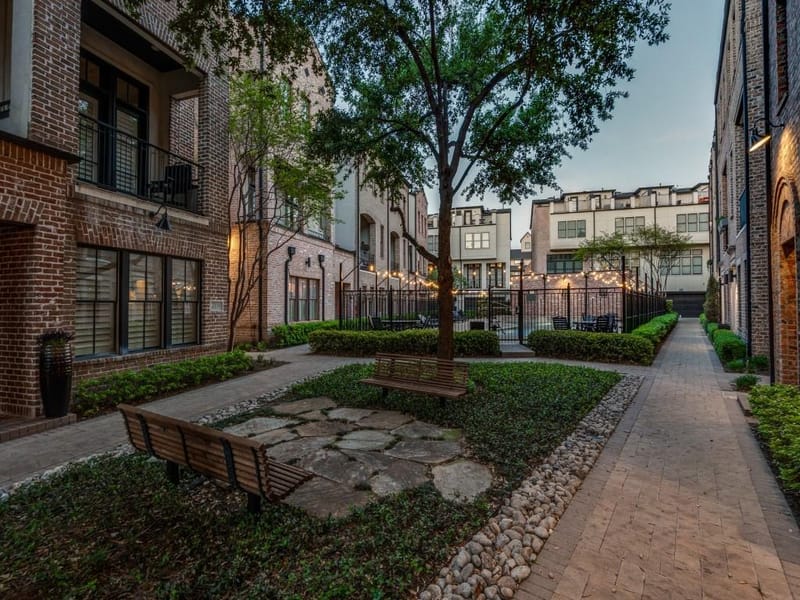 2114 Aylesport Drive, Dallas TX 75201 - Photo 4