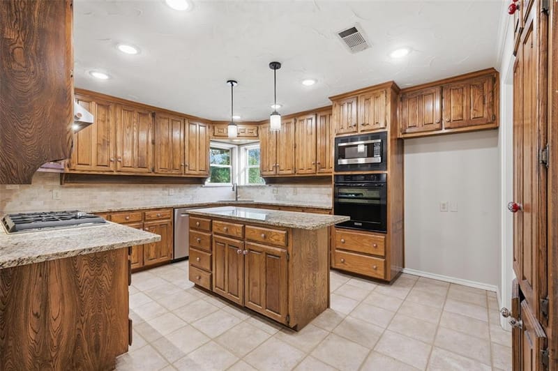 6208 Windsong Drive, Arlington TX 76001 - Photo 13