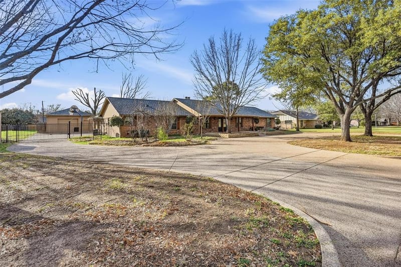 6208 Windsong Drive, Arlington TX 76001 - Photo 3