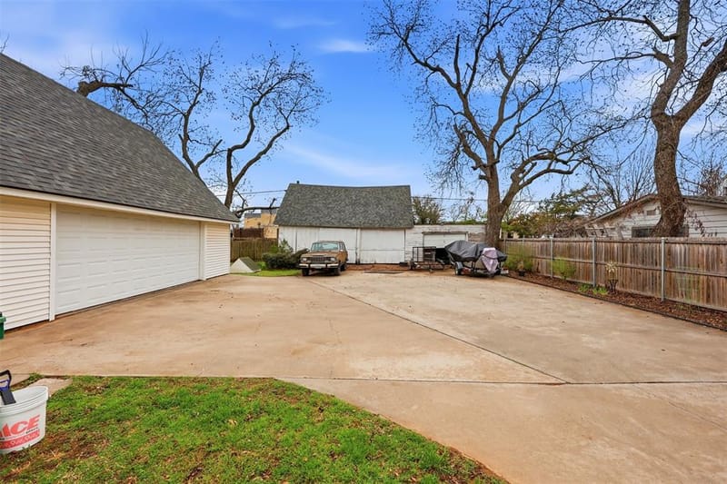 306 E Tarrant Street, Bowie TX 76230 - Photo 32