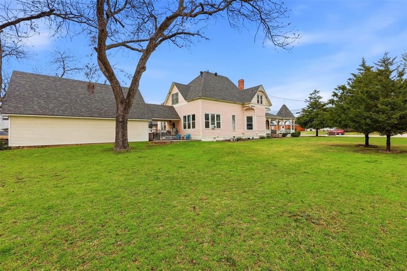 306 E Tarrant Street, Bowie TX 76230 - Photo 33