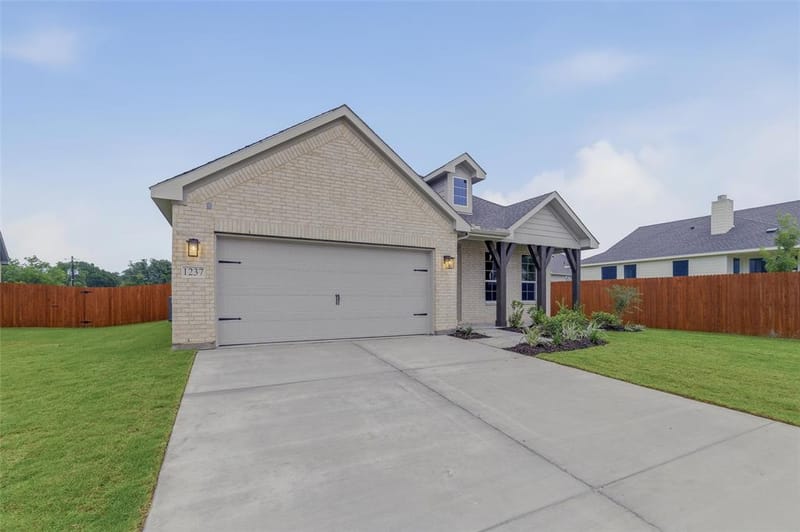 1237 Frio Drive, Springtown TX 76082 - Photo 2