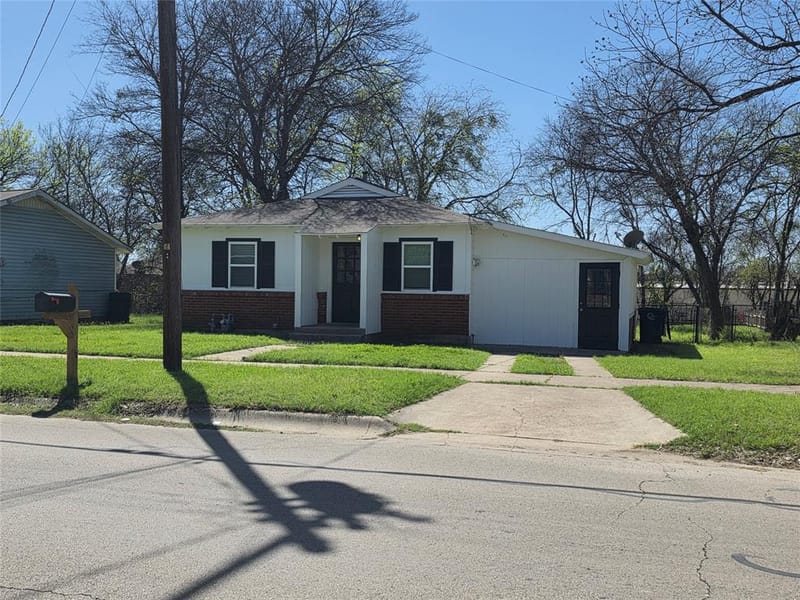 1207 N Anglin Street, Cleburne TX 76031