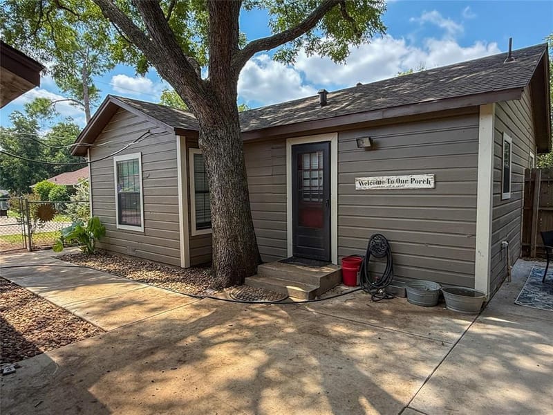 104 Dixon Street, Cleburne TX 76033 - Photo 3