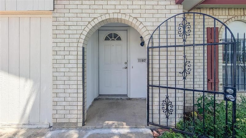 1107 Waverly Drive, Arlington TX 76015 - Photo 2
