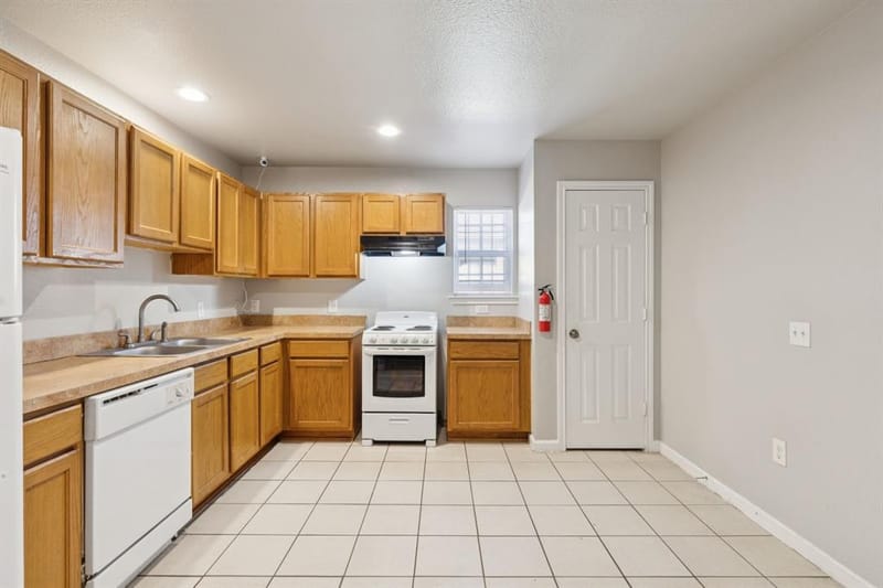 2710 Silkwood Street, Dallas TX 75215 - Photo 10