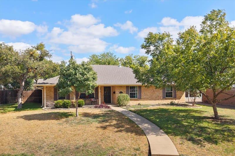 1415 Moss Rose Circle, Irving TX 75061 - Photo 2