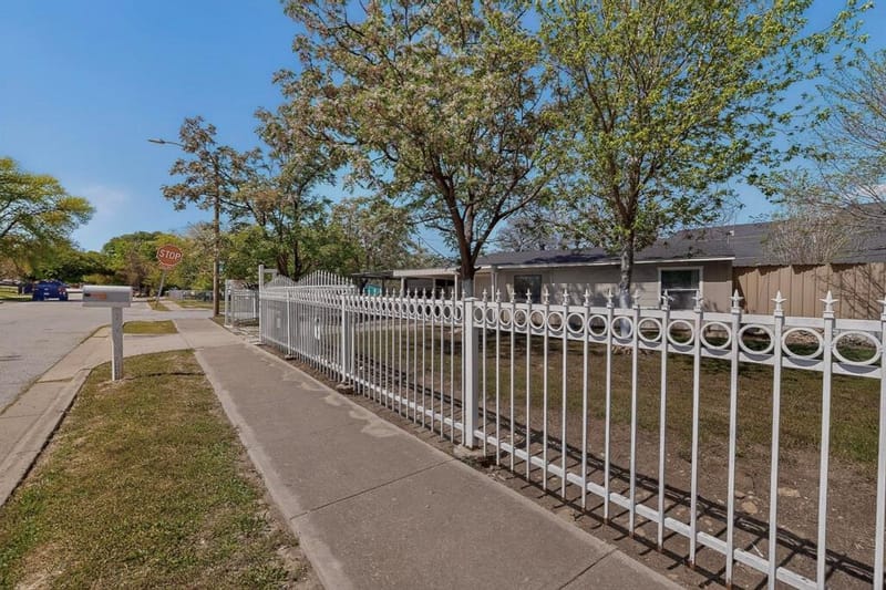 712 Hodgson Street, Fort Worth TX 76115 - Photo 2