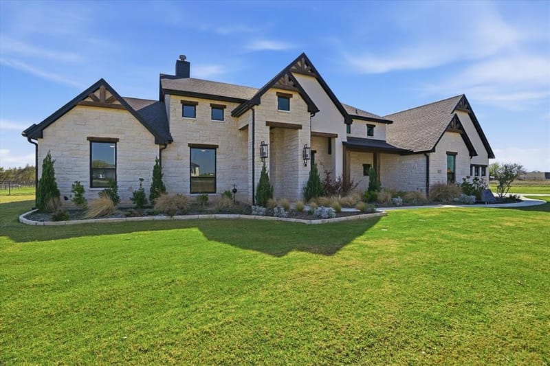 561 Royal Santana, Weatherford TX 76087 - Photo 2