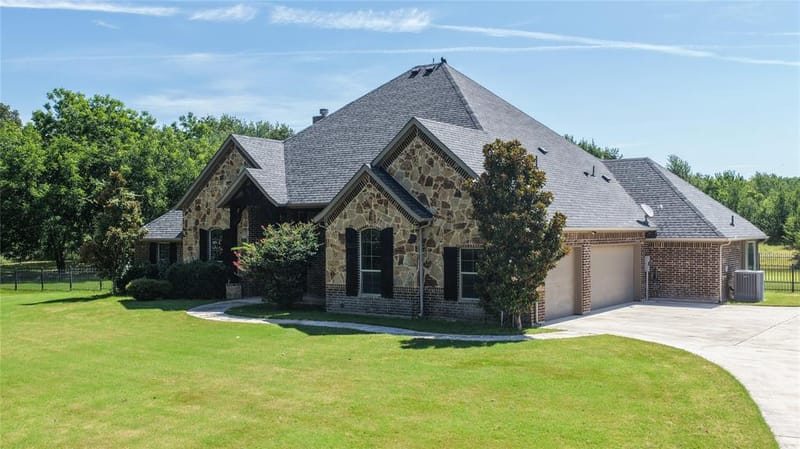 181 Fairview Court, Decatur TX 76234 - Photo 2