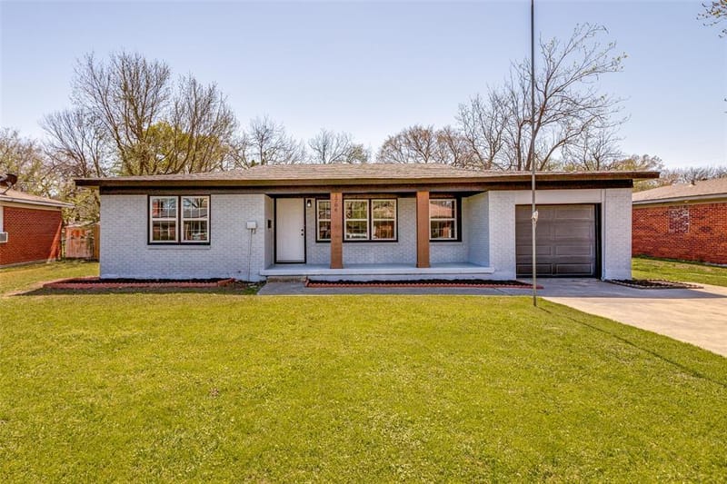 1706 E Garnett Street, Gainesville TX 76240 - Photo 2