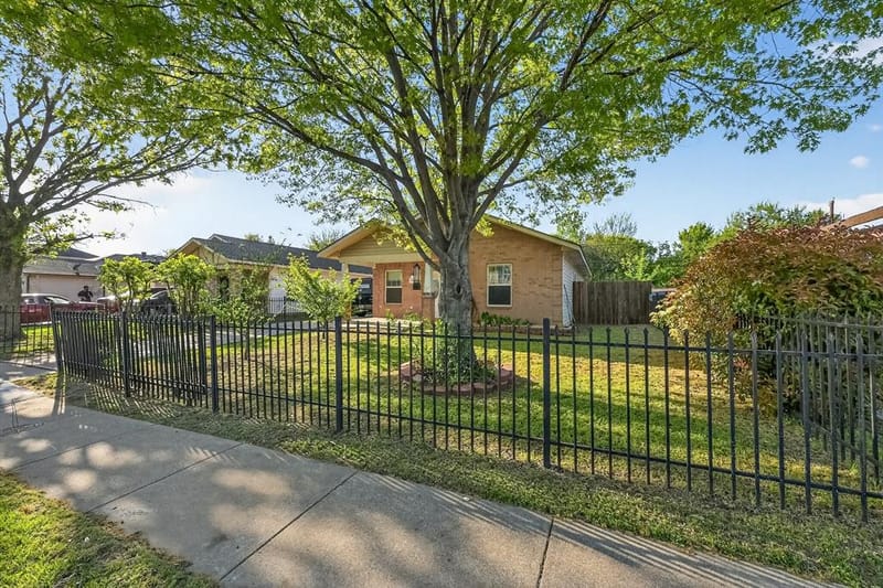 3445 Pinebrook Drive, Dallas TX 75241 - Photo 3